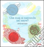 Che cosa si nasconde nel mare? Ediz. illustrata. Con gadget libro