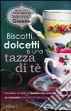 Biscotti, dolcetti e una tazza di tè libro