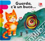 Guarda c'è un buco... Ediz. deluxe libro