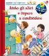 Aiuto gli altri e imparo a condividere. Un libro con tante finestrelle. Ediz. a colori libro