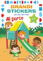 Al parco. Grandi stickers per piccole mani. Con adesivi. Ediz. illustrata libro