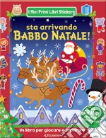 Sta arrivando Babbo Natale! Con adesivi. Ediz. a colori libro