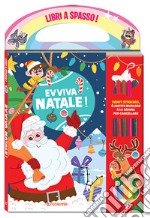 Evviva il Natale! Libri a spasso. Con gomma per cancellare. Con 6 matite bicolore. Con Adesivi libro