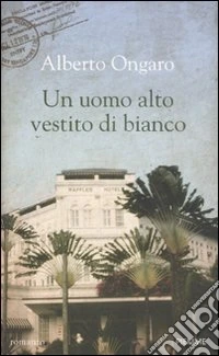 Un uomo alto vestito di bianco libro