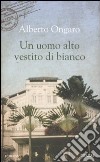 Un uomo alto vestito di bianco libro