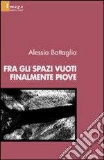 Fra gli spazi vuoti finalmente piove libro