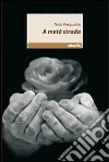 A metà strada libro di Pasqualini Tecla