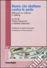 Donne che sbattono contro le porte. Riflessioni su violenze e stalking libro