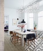 Luce e interni scandinavi libro