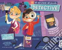 Gli strumenti del piccolo detective. Ediz. a colori. Con lente di ingrandimento. Con penna con inchiostro invisibile. Con taccuino. Con tampone. Con torcia libro