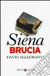 Siena brucia libro