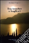 Tra tenebre e bagliori libro