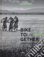 Bike tour-gether. Pedalare per la ricerca. Ediz. illustrata libro