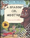 A spasso col mostro Gruffalò. Con adesivi. Ediz. illustrata libro