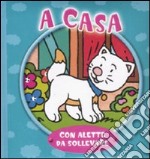 A casa. Con alette da sollevare libro