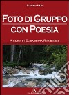 Foto di gruppo con poesia libro