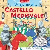 Un giorno al... castello medievale. Scrivo & imparo. Ediz. illustrata libro di Kelly Miles