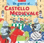 Un giorno al... castello medievale. Scrivo & imparo. Ediz. a colori libro