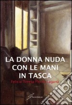 La donna nuda con le mani in tasca