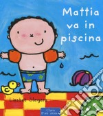 Mattia va in piscina. Ediz. a colori libro