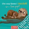 Che cosa fanno i cuccioli con i loro papà? Ediz. a colori libro