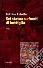 Sei statua su fondi di bottiglia libro