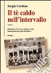 Il tè caldo nell'intervallo libro