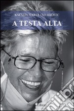 A testa alta libro