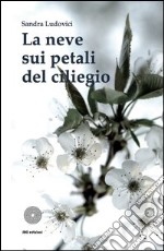 La neve sui petali di ciliegio libro