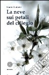 La neve sui petali di ciliegio libro