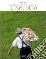 Il pane nero-Das puschtra Bauernbreatl. Ediz. bilingue libro