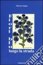 Fiori blu lungo la strada