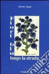 Fiori blu lungo la strada libro