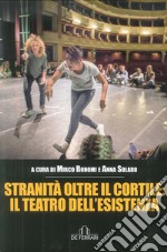 Stranità oltre il cortile: il teatro dell'esistenza