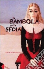 La bambola sulla sedia libro