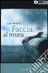 Faccia al muro libro