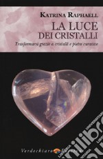 La luce dei cristalli. Trasformarsi grazie a cristalli e pietre curative libro