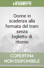 Donne in scadenza alla fermata del tram senza biglietto di ritorno