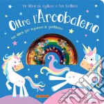 Oltre l'arcobaleno. Una storia per imparare la gentilezza. Un libro da agitare e far brillare. I luccichini libro