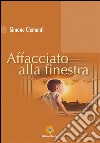 Affacciato alla finestra libro