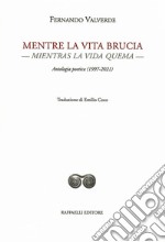 Mentre la vita brucia-Mientras la vida quema. Antologia poetica (1997-2021). Ediz. bilingue libro