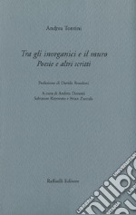 Tra gli inorganici e il muro. Poesie e altri scritti libro