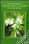 Tra la terra e il cielo. La vita segreta degli alberi libro di Nadkarni Nalini M.