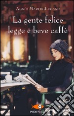 La gente felice legge e beve caffè