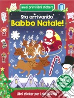 Sta arrivando Babbo Natale! Con adesivi libro