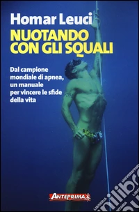 Nuotando con gli squali libro