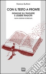 Con il testo a fronte. Indagine sul tradurre e l'essere tradotti libro