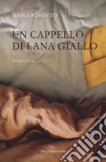 Un cappello di lana giallo