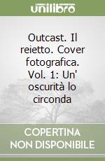 Outcast. Il reietto. Cover fotografica. Vol. 1: Un' oscurità lo circonda libro