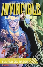 Invincible universe. Vol. 1: Sul filo del rasoio libro